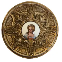 Foto de um(a) Antigo Pratinho Decorativo Bowl Bronze E Porcelana Francesa, da categoria de Pratos Decorativos. Antigo pratinho decorativo em bronze doré com medalhão de porcelana francesa, com rosto de dama pintado à mão. Meados do... Vendido no marketplace Trésors.