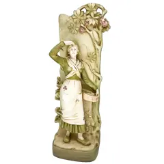 Foto de um(a) Antigo Vaso Escultura Em Faiança Royal Dux Art Nouveau, da categoria de Vasos. Antigo e grande vaso, escultura do período Art Nouveau feita à mão em faiança Tcheca, representando jovem camponesa, com... Vendido no marketplace Trésors.