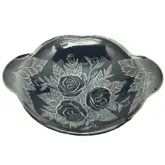 Foto de um(a) Antigo Centro De Mesa Saladeira Vidro Francês Satiné Artdeco, da categoria de Centro de mesa. Antigo centro de mesa/saladeira em vidro francês, linda decoração floral em satiné. Uma bela peça, muito versátil, pode ser... Vendido no marketplace Trésors.