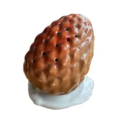 Foto de um(a) Antigo Raro Paliteiro De Coleção Em Majólica Alemã, da categoria de Paliteiros. Antigo paliteiro artístico em majólica/porcelana alemã. Muito decorativo e colecionável. Início do século XX.Medidas 9x9cm. Vendido no marketplace Trésors.