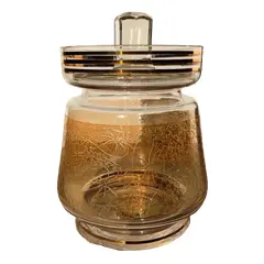 Foto de um(a) Antiga Caixa Biscoiteira Bomboniere Art Deco Cristal France, da categoria de Garrafas, potes e jarros. Antiga bomboniere, caixa biscoiteira em cristal lapidado à mão, linda decoração de folhas em relevo, acabamento com fios de... Vendido no marketplace Trésors.