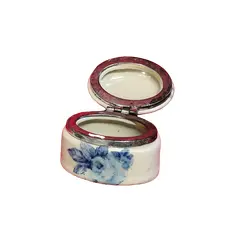 Foto de um(a) Pequena Caixinha em Porcelana Azul Cobalto e Branca, Década de 2000, da categoria de Cestos e Caixas. Pequena caixa de porcelana com estampa floral azul cobalto e branca, fecho em metal, década de 2000. A: 5 cm / L: 7 cm / P:... Vendido no marketplace Trésors.