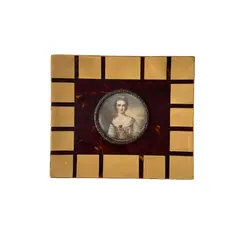 Foto de um(a) Antiga Obra Caixa Decorativa Porta Jóias Madeira Vitoriano, da categoria de Cestos e Caixas. Para quem gosta de peças exclusivas. Antiga e belíssima caixa decorativa porta jóias em madeira de lei, com revestimento de... Vendido no marketplace Trésors.