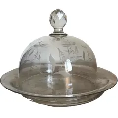 Foto de um(a) Antiga Fina Queijeira Boleira Cristal Francês Lapidada À Mão, da categoria de Garrafas, potes e jarros. Antiga e rara queijeira em finíssimo cristal francês, toda lapidada à mão com desenhos de folhas e flores. Início do século... Vendido no marketplace Trésors.