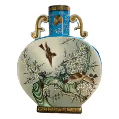 Foto de um(a) Antigo Raro Vaso Oriental Porcelana Japonesa Pintado À Mão, da categoria de Vasos. Antigo e grande vaso oriental em porcelana artística, peça toda pintada à mão com decoração de pássaros e flores. Cada lado... Vendido no marketplace Trésors.