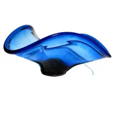 Foto de um(a) Centro de Mesa Cristal Cobalto, da categoria de Centro de mesa. Centro de mesa triangular em cristal azul cobalto, década de 1990 fabricante: são marcos Mede: 34 x 33 x 16 cm Peso: 2.113... Vendido no marketplace Trésors.