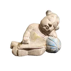 Foto de um(a) Escultura Balinesa Baby Sleeping Anos 80, da categoria de Modelos e estatuetas. Baby sleeping esculpidos balineses em madeira e policromados, década de 1980. Medidas: A 10,5 cm / L 14,5 cm / P 5,5 cm A:... Vendido no marketplace Trésors.