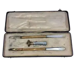 Foto de um(a) Antigo Kit Escritório Caneta Carimbo Lapiseira Madrepérola, da categoria de Itens de Escritório. Antigo kit de escritório, composto de caneta, lapiseira e carimbo. Em metal dourado com cabo em legítima madrepérola. No... Vendido no marketplace Trésors.