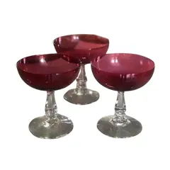 Foto de um(a) Antigas Taças Para Champanhe Cristal Francês Maria Antonieta, da categoria de Taças. Belíssimo e centenário trio de taças para champanhe em cristal francês do início do século passado. Pecas muito elegantes e... Vendido no marketplace Trésors.