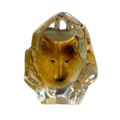 Foto de um(a) Linda Escultura Peso De Papel Em Cristal Com Figura De Lobo, da categoria de Pesos de papel. Escultura peso de papel em cristal com figura de lobo. Peça muito decorativa, esculpida à mão. Mede aprox 9 x 7cm. Vendido no marketplace Trésors.