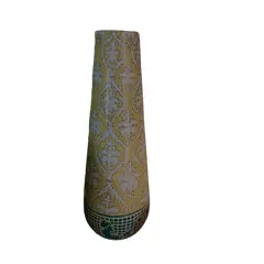 Foto de um(a) Vaso em porcelana pintado a mão, da categoria de Vasos. Vaso decorativo em cerâmica com formato cônico e design oriental contemporâneo. Peça inteiramente pintada à mão,... Vendido no marketplace Trésors.
