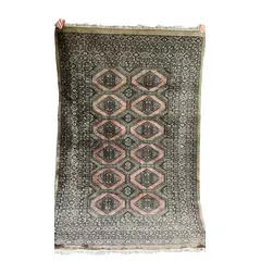 Foto de um(a) Tapete Paquistanês Bokhara, da categoria de Tapetes. Autêntico tapete paquistanês confeccionado inteiramente à mão em lã, seguindo a tradicional técnica de tecelagem oriental.... Vendido no marketplace Trésors.