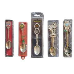 Foto de um(a) Coleção Colheres de Souvenir/Países Diversos - 11 Peças, da categoria de Colheres. Esta coleção exclusiva de colheres de lembrança (souvenir spoons) é perfeita para colecionadores que buscam peças raras e... Vendido no marketplace Trésors.