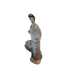 Foto de um(a) Geisha oriental, da categoria de Modelos e estatuetas. Estatueta decorativa oriental em porcelana, representando uma geisha em pé. A peça destaca-se pela riqueza de detalhes na... Vendido no marketplace Trésors.