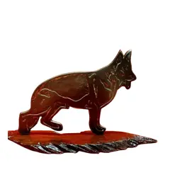 Foto de um(a) Escultura 2d Pastor Alemão em Alumínio, Década de 1970, da categoria de Escultura. Escultura 2d em alumínio com pátina bronze, relevos em dourado, base feita de fatia de tronco envernizada, década de 1970.A:... Vendido no marketplace Trésors.