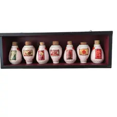 Foto de um(a) Caixa Chinesa com 07 potes Decorativos e Colecionáveis, da categoria de Outros objetos decorativos. Caixa decorativa para cozinha em madeira e 7 potes chineses em porcelana policromada, com vidro fixo. A: 16 cm / L: 50 cm /... Vendido no marketplace Trésors.