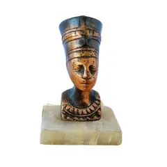 Foto de um(a) Escultura Nefertiti, Década de 1970, da categoria de Escultura. Nefertiti: escultura em cobre maciço com base em mármore. Comprada no cairo na década de 1970. A: 9,5 cm / L: 3,5 cm / P: 6... Vendido no marketplace Trésors.