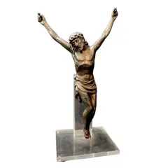Foto de um(a) Escultura Cristo em antimônio Anos 40, da categoria de Objetos religiosos e espirituais. Cristo sem cruz em antimônio com interferência em acrílico, década de 1940. A: 35 cm Base: 15 x 13 cm Peso: 1,354 kg. Vendido no marketplace Trésors.