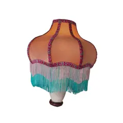 Foto de um(a) Abajur Boho em Porcelana, da categoria de Abajures. Luminária de mesa composta por base em porcelana branca e cúpula artesanal estruturada em aço inox. A cúpula destaca-se pelo... Vendido no marketplace Trésors.