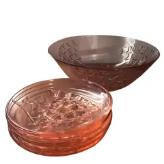 Foto de um(a) Antiga Tigela Fruteira Em Cristal Tcheco Cor Salmão Art Deco, da categoria de Conjuntos de servir. Linda tigela com 5 pratinhos para sobremesa. Art Deco. Década de 1960/70. Tigela: 8 x 23cm Pratos: 15 cm. Vendido no marketplace Trésors.