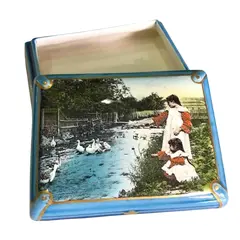 Foto de um(a) Antiga Caixa Porta Jóias Majólica Porcelana Sarreguemines, da categoria de Cestos e Caixas. Sarreguemines. Antiga e importante caixa porta jóias em majólica/ porcelana francesa, da renomada manufatura Sarreguemines.... Vendido no marketplace Trésors.