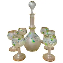 Foto de um(a) Antigo Raro Conjunto Veneziano Garrafa Taças Art Nouveau, da categoria de Jogos de taças e copos. Antigo e lindo conjunto de garrafa com 6 taças satiné em vidro artístico veneziano. Todas as peças são delicadamente... Vendido no marketplace Trésors.