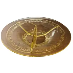 Foto de um(a) Antiga Rara Petisqueira Art Deco Cristal Francês Amarelo, da categoria de Travessas e tigelas. Linda peça e raro modelo, em cristal francês, período Art Deco, década de 1930. Impecável!! Altura 8cmDiâmetro 29cm. Vendido no marketplace Trésors.