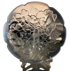 Foto de um(a) Antigo Prato Centro De Mesa Francês Opalescente Sabino Glass, da categoria de Centro de mesa. Sabino Glass. Antigo e grande prato, centro de mesa, feito à mão em vidro artístico francês opalescente, belíssima decoração... Vendido no marketplace Trésors.