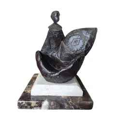 Foto de um(a) Escultura Guerreiro Africano Anos 80, da categoria de Escultura. Escultura de guerreiro africano em resina com pátina marrom envelhecida e base em mármore marrom imperador e travertino.... Vendido no marketplace Trésors.