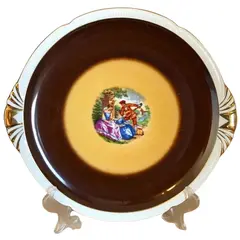 Foto de um(a) Antigo Prato Decorativo Para Servir Porcelana Polonesa, da categoria de Pratos. Antigo e grande prato decorativo com alças, serve como bandeja também. Em rara porcelana artística polonesa. Acabamento com... Vendido no marketplace Trésors.