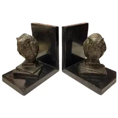 Foto de um(a) Antiga Escultura Coruja Cerra Livros Art Deco Pétit Bronze, da categoria de Apoio para livros. Antigo e lindo cerra livros artístico com figuras de corujas em cima de livros, peças feitas em pétit bronze francês, base... Vendido no marketplace Trésors.