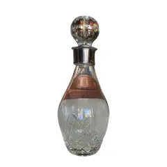 Foto de um(a) Antiga Garrafa Licoreira Em Cristal Tcheco Com Bocal Prata, da categoria de Garrafas. Antiga e linda garrafa licoreira em cristal Tcheco lapidado à mão, com bocal em prata. Período Art Deco. Meados do século... Vendido no marketplace Trésors.
