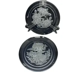 Foto de um(a) Antigo Raro Par Pratos Decorativos Cristal Francês Assinados, da categoria de Pratos Decorativos. Antigo e lindo par de pratos decorativos, em cristal francês, decoração floral lapidada à mão com bastante riqueza de... Vendido no marketplace Trésors.