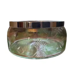 Foto de um(a) Antiga Saladeira Centro De Mesa Art Deco Cristal Loetz Glass, da categoria de Travessas e tigelas. Loetz Glass. Antiga saladeira ou centro de mesa em cristal austríaco, doublé na cor verde rubi, lapidado à mão. Borda em... Vendido no marketplace Trésors.