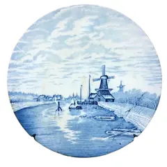 Foto de um(a) Antigo Lindo Prato Medalhão Porcelana Holandesa Delfts Blue, da categoria de Pratos Decorativos. Delft Blue - Naar Louis Apol. Antigo e grande prato/medalhão decorativo, em porcelana artística holandesa pintado à mão com... Vendido no marketplace Trésors.