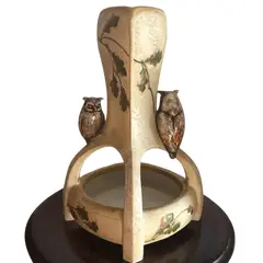 Foto de um(a) Antigo Vaso Centro De Mesa Art Nouveau Faiança Austríaca, da categoria de Vasos. Antigo vaso, centro de mesa Art Nouveau em faiança austríaca, linda e delicada decoração com corujas e folhas. Início do... Vendido no marketplace Trésors.