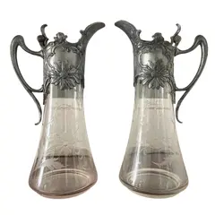 Foto de um(a) Antigo Raro Par De Jarras Claret Jug Cristal Art Nouveau Wmf, da categoria de Garrafas, potes e jarros. WMF. Antigo e raro par de grandes jarras Claret jug em cristal alemão lapidadas à mão, linda decoração floral em relevo.... Vendido no marketplace Trésors.