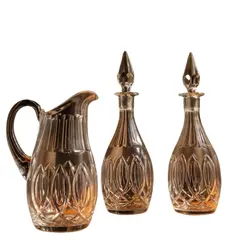 Foto de um(a) Antigo Conjunto Garrafa Licoreira Jarra Em Cristal Baccarat, da categoria de Garrafas, potes e jarros. Puro cristal francês ~ Baccarat ~Antigo e elegante conjunto com três peças para servir, sendo duas garrafas licoreiras e uma... Vendido no marketplace Trésors.