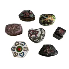 Foto de um(a) Antiga Rara Coleção Com 7 Caixinhas Em Metal Cloisonné, da categoria de Outros colecionáveis. Peças feitas à mão. Século XX.Muito decorativas e colecionares. Bem conversadas Medida da maior aproximadamente 4cm. Vendido no marketplace Trésors.