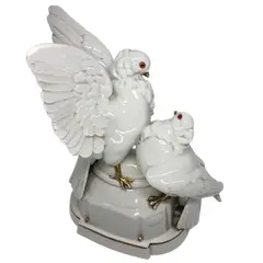 Foto de um(a) Antiga Grande Escultura Art Deco De Pombas Porcelana Alemã, da categoria de Escultura. Kathzhütte Thuringia by Hertwig & Co. Antigo e importante bloco escultórico em porcelana artística alemã, com filetes de... Vendido no marketplace Trésors.