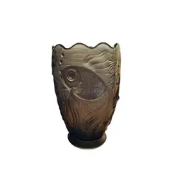 Foto de um(a) Antigo Vaso Vidro Tcheco Satiné Art Deco Peixes Barolac, da categoria de Vasos. ~ Josef Inwald - Barolac Glass ~Antigo e decorativo vaso artístico em vidro satiné com figuras de peixes em relevo, a... Vendido no marketplace Trésors.