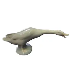Foto de um(a) Antiga Linda Escultura De Pato Porcelana Espanhola Lladró, da categoria de Escultura. Lladró. Linda escultura representando pato em movimento, feito à mão, em finíssima porcelana espanhola, da famosa manufatura... Vendido no marketplace Trésors.