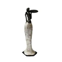 Foto de um(a) Escultura em Resina Representando Mulher Africana, Década de 2000, da categoria de Escultura. Escultura em resina representando uma africana: corpo e bandeja revestido com madrepérola, parte do corpo com pátina bronze... Vendido no marketplace Trésors.