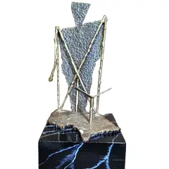 Foto de um(a) Escultura Simone K Lempke, da categoria de Escultura. Escultura em latão e ferro oxidado com base em madeira marmorizada, obra da renomada escultura gaúcha simone kaiserman... Vendido no marketplace Trésors.