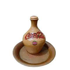 Foto de um(a) Moringa Coca-Cola, da categoria de Garrafas, potes e jarros. Coca cola raíz é outra coisa! Direto do sul de minas gerais, uma velha moringa de barro personalizada. Peça única pelo... Vendido no marketplace Trésors.