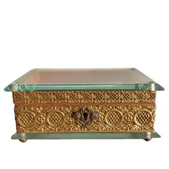 Foto de um(a) Antiga Caixa Porta Jóias Cristal Bisote Bronze Doré Império, da categoria de Porta-Jóias. Antiga e fina caixa porta-joias em cristal bisote, e armação em bronze doré, com banho de ouro. Estilo Império, Paris,... Vendido no marketplace Trésors.