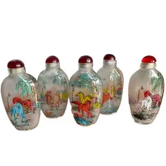 Foto de um(a) Antiga Rara Coleção 5 Perfumeiros Snuff Bottle Orientais, da categoria de Perfumeiros. Snuff Bottle, antigos frascos/perfumeiros orientais delicadamente pintados à mão, cada lado da peça tem uma decoração... Vendido no marketplace Trésors.