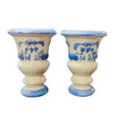 Foto de um(a) Par de Copas em Cerâmica Bege e Azul Cobalto, Década de 1980, da categoria de Vasos. Par de copas em cerâmica azul cobalto com bege, década de 1980. Sem identificação do fabricante. A: 20 cm / Diâmetro: 14,5... Vendido no marketplace Trésors.