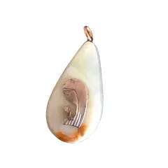 Foto de um(a) Arte Sacra Antigo Pingente Dourado De Santa Em Pedra Ônix, da categoria de Objetos religiosos e espirituais. Peça muito delicada, de meados do século XX. Medida 4cm. Vendido no marketplace Trésors.