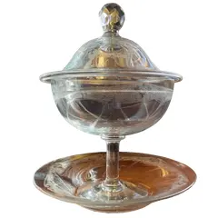 Foto de um(a) Antiga Bomboniere Cristal Francês Saint Louis Art Nouveau, da categoria de Garrafas, potes e jarros. Antiga e fina bomboniere com présentoir em cristal francês da renomada manufatura Saint Louis. Ricamente lavrada à mão, com... Vendido no marketplace Trésors.